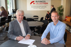 Torstein Leiro og Anders Westgaard i Datek signerer kontrakten