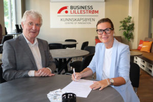 Torstein Leiro og Line Lønseth Malmo signerer kontrakten