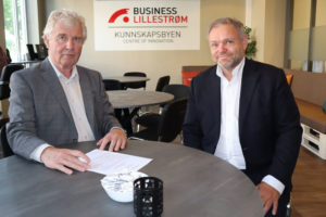 Torstein Leiro og Thomes Trømborg signerer kontrakt