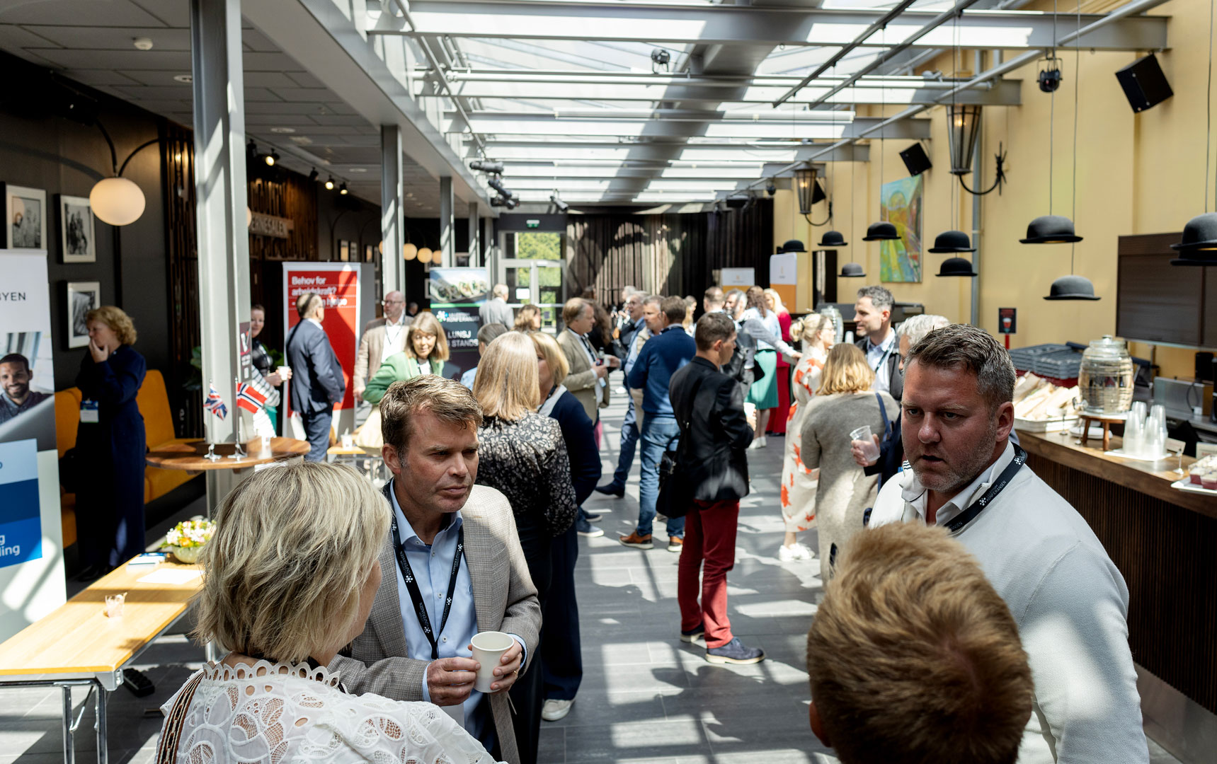 Deltakere som mingler på Lillestrømkonferansen