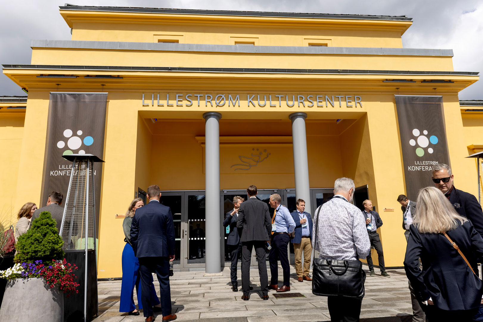 Deltakere på Lillestrømkonferansen 2024 utenfor Lillestrøm Kultursenter
