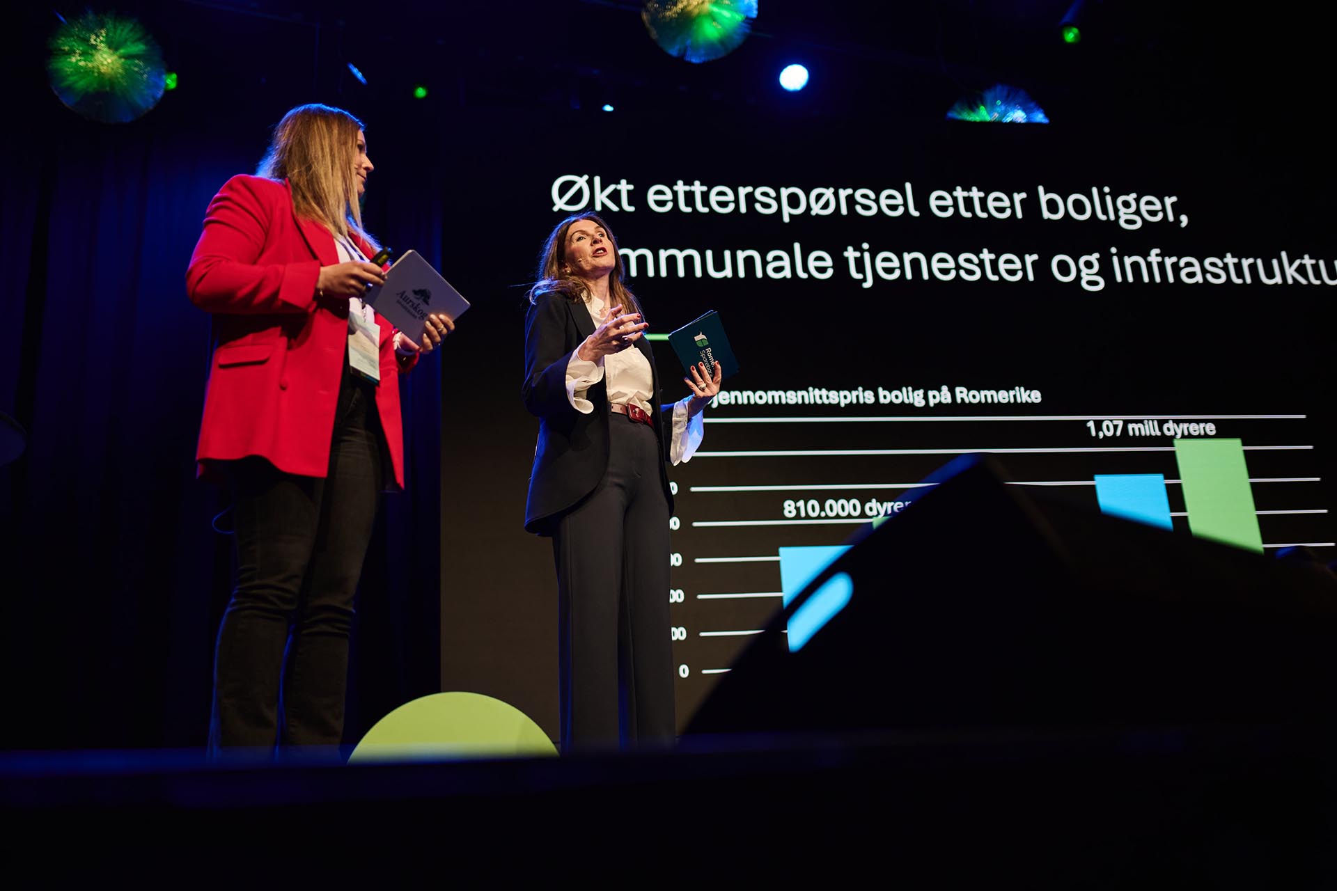 Administrerende banksjef Siri Berggreen i Romerike Sparebank sammen med Kommunikasjons- og markedssjef, og bærekraftsansvarlig i Aurskog Sparebank, Helene Enger Skjønnhaug, på scenen.