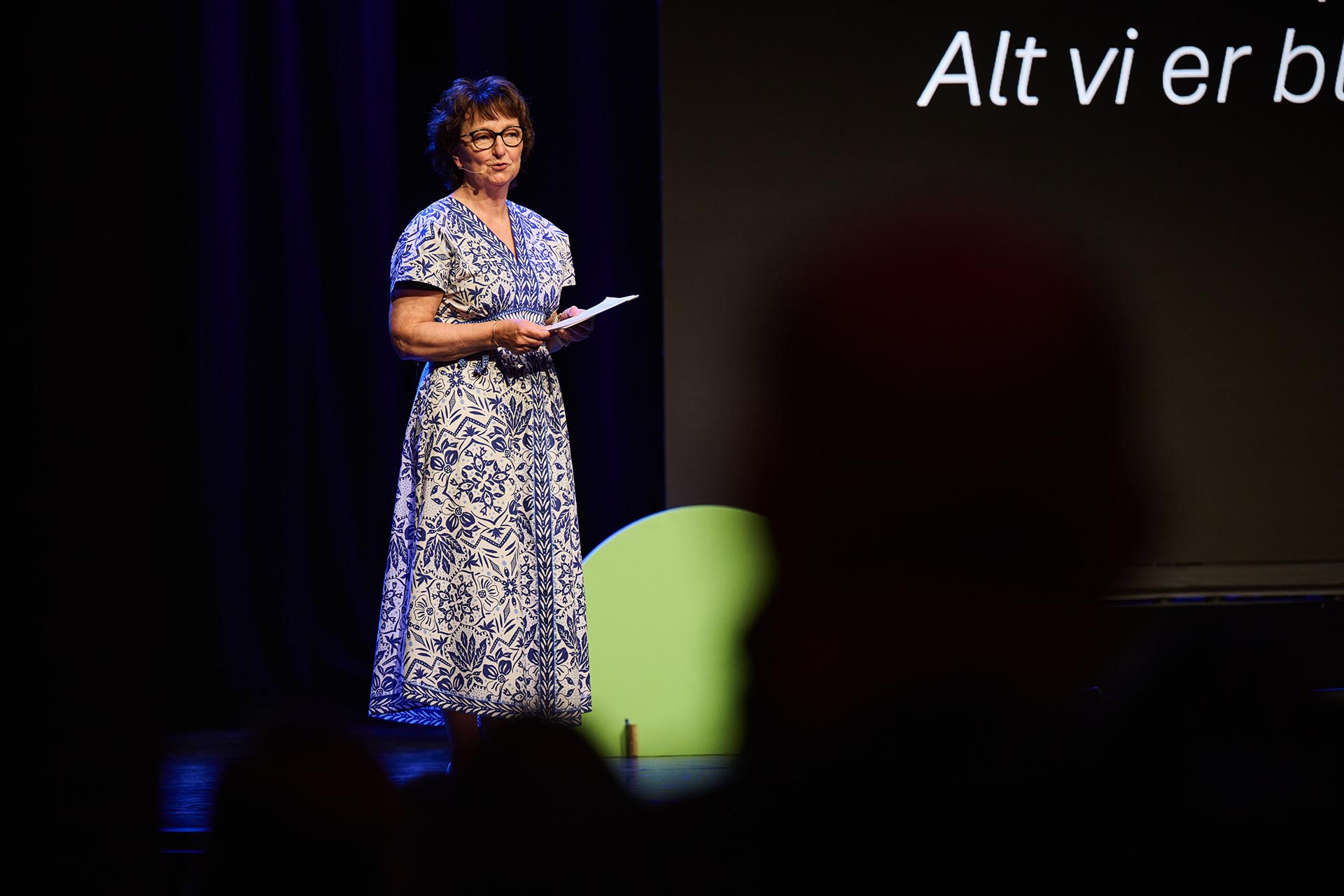 Inger-Lise Melby Nøstvik, daglig leder i Kunnskapsbyen, på scenen for å åpne konferansen.
