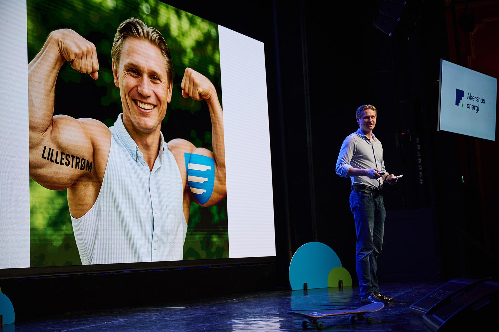 Årets konferansier, Anders Rodem, på scenen.