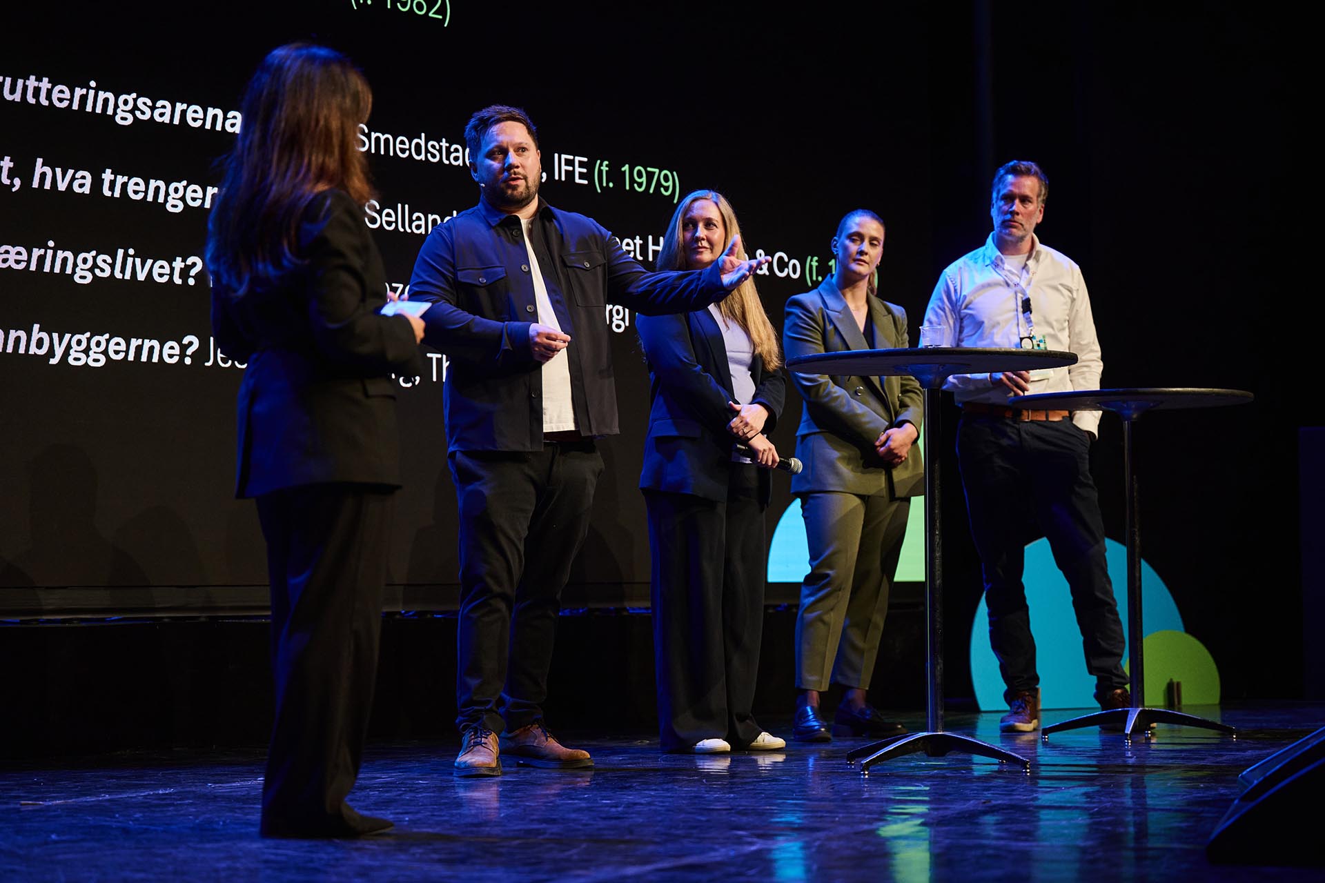 Panelsamtale med: Moderator Rima Iraki fra Romerikes Blad. Martin Smedstad Foss fra IFE. Karina Selland fra Advokatfirmaet Halvorsen & Co. Ina Engh Franzén fra Akershus Energi. Jesper Rye Berg fra The VIT