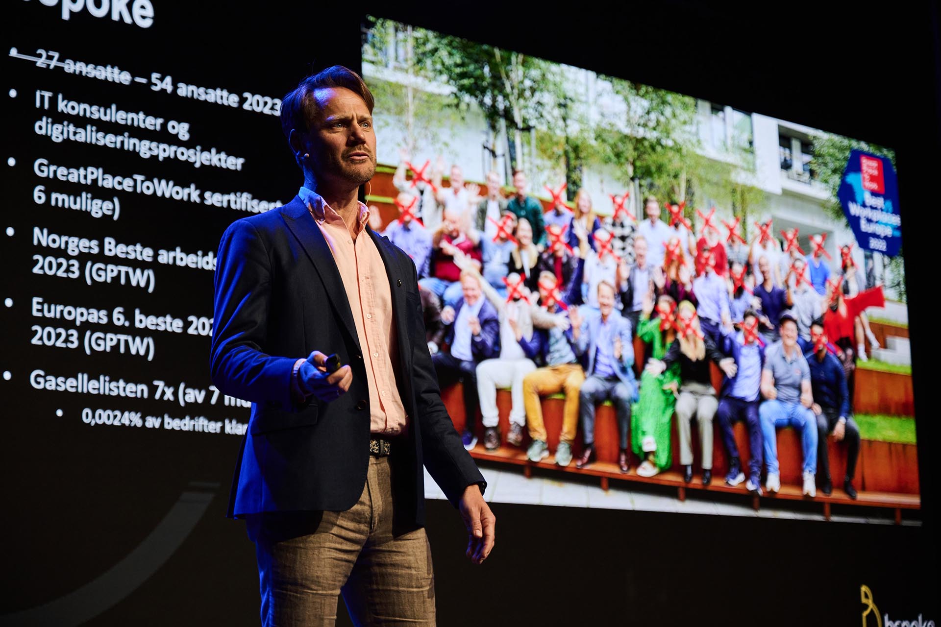 Henrik Holum fra bspoke forteller sin gründerhistorie på scenen.