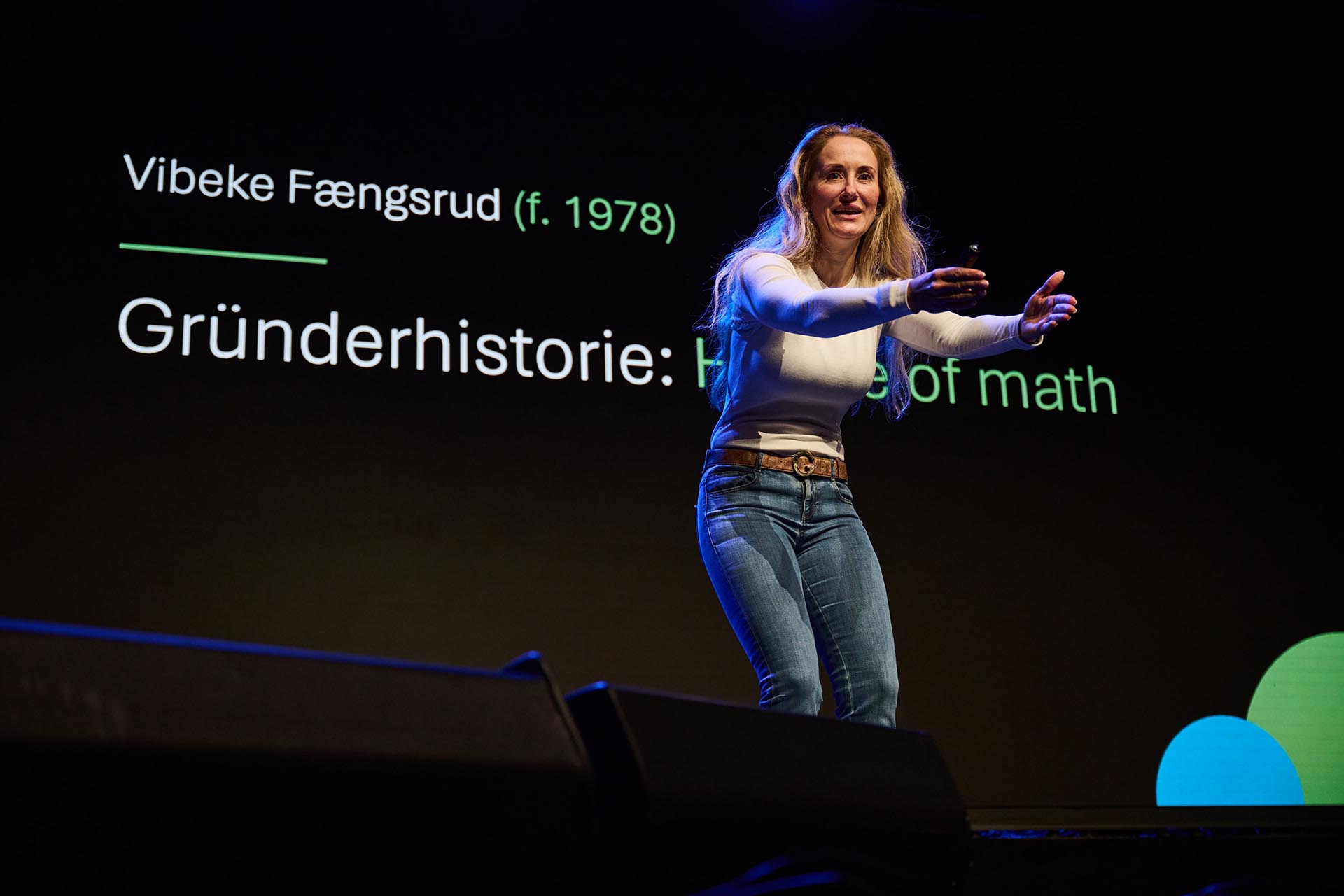Vibeke Fængsrud fra House of math forteller sin gründerhistorie på scenen.