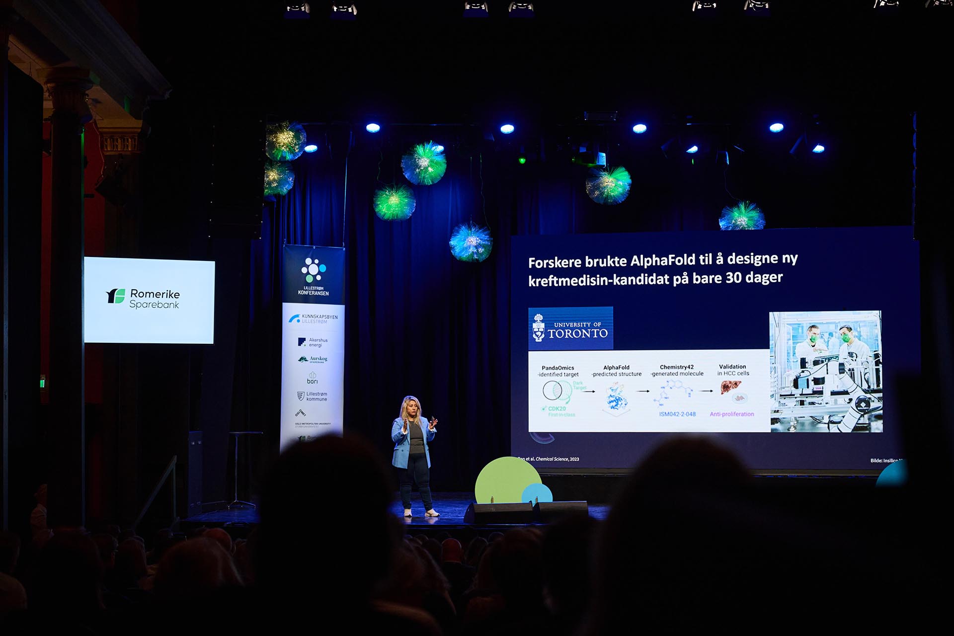 AI-ekspert Ishita Barua på scenen.