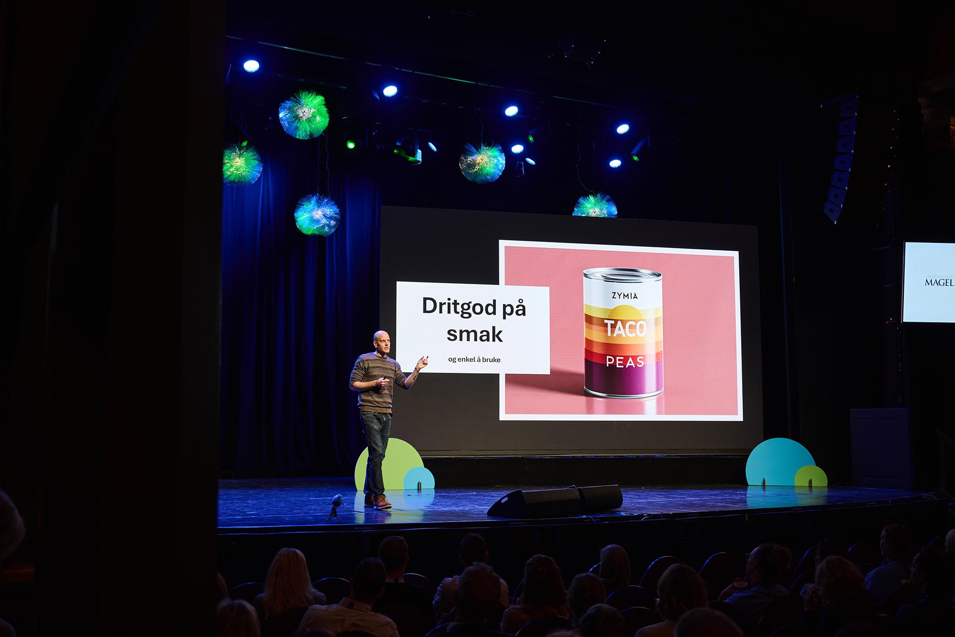 Amund Polden Arnesen fra Zymia forteller sin gründerhistorie på scenen.