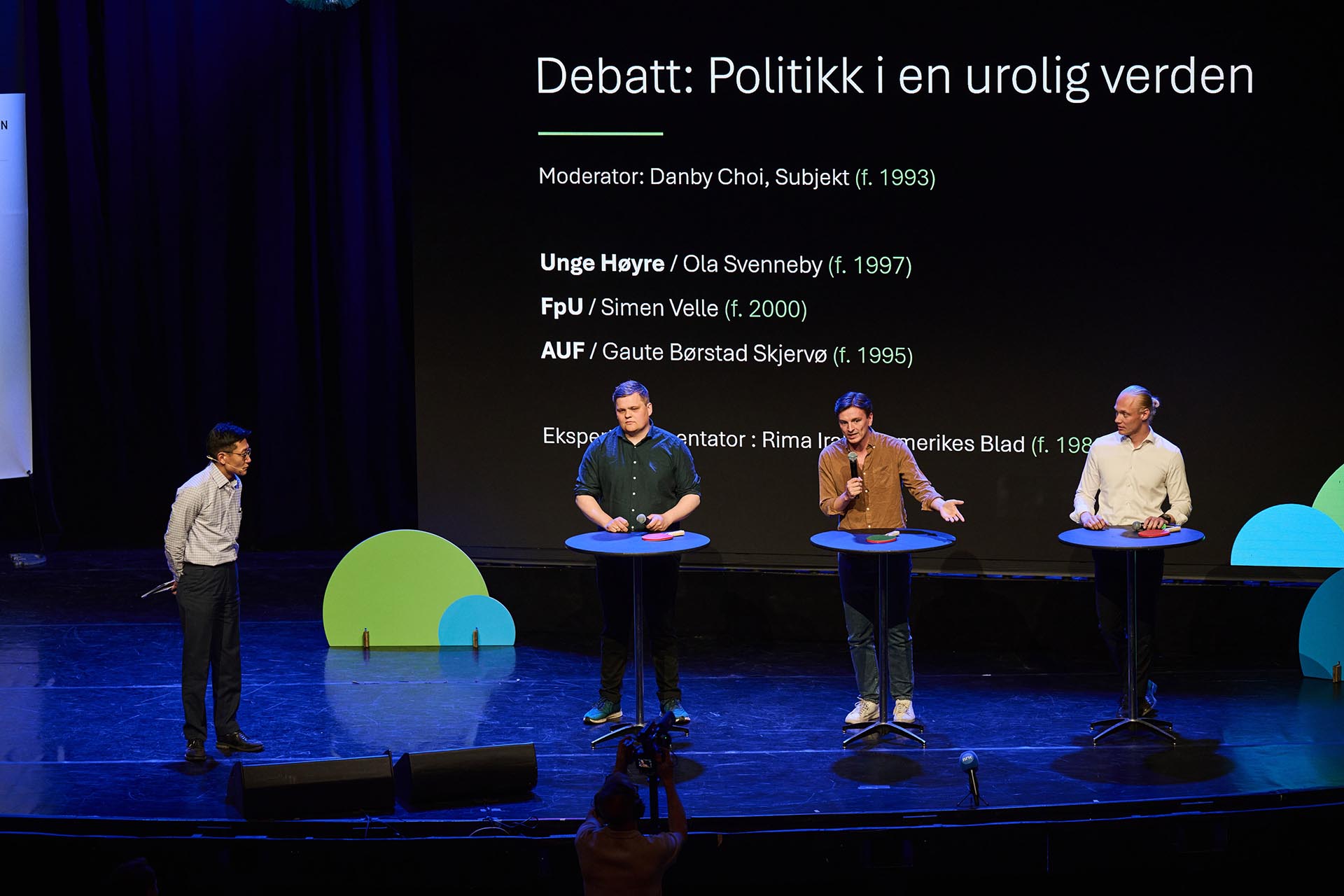 Debatt: Politikk i en urolig verden. Moderator: Danby Choi fra Subjekt. Ola Svenneby fra Unge Høyre. Simen Velle fra FpU. Gaute Børstad Skjervø fra AUF.