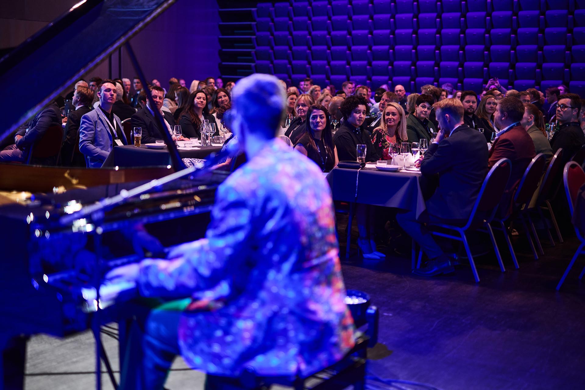 Felix Andre Basken Skåksrud underholdt med musikk av Elton John under middagen.